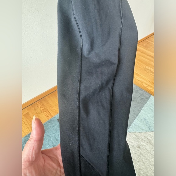 Lululemon Black Capri 23” Leggings. Size 4. - Picture 9 of 12